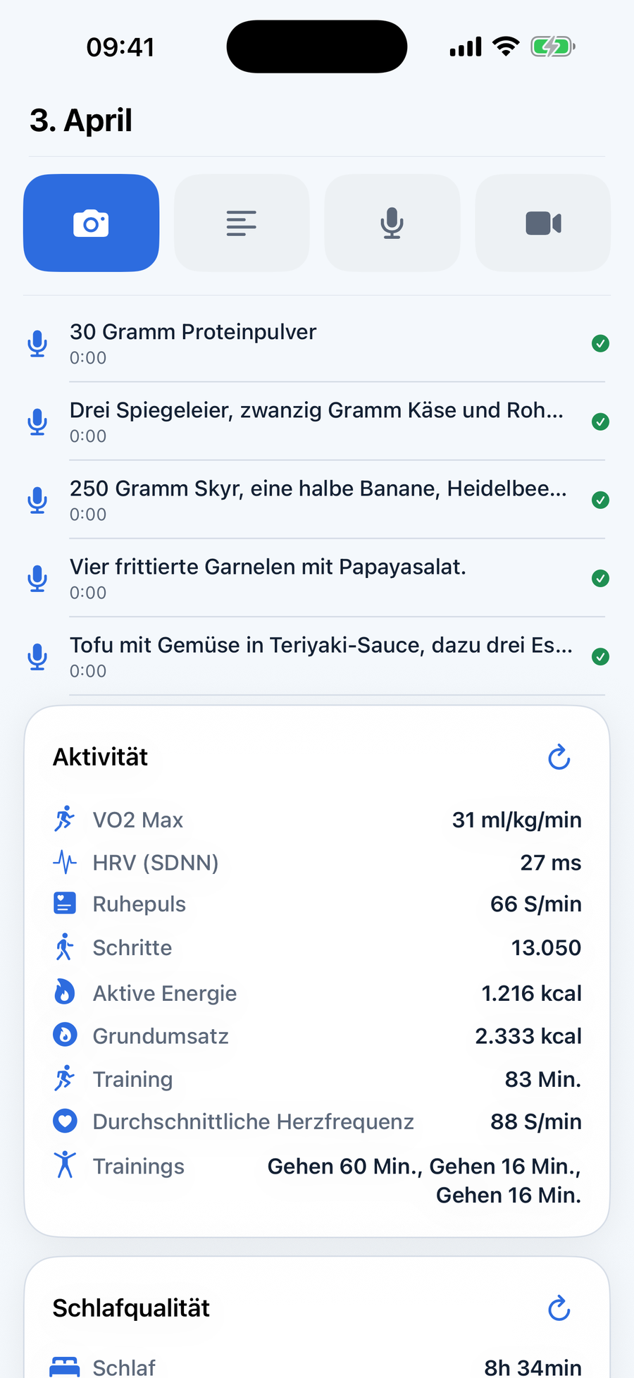 Vitanzo iPhone-Screenshot mit Tagesprotokoll, Mahlzeiteneinträgen, Sprachnotizen und Apple Health Daten.