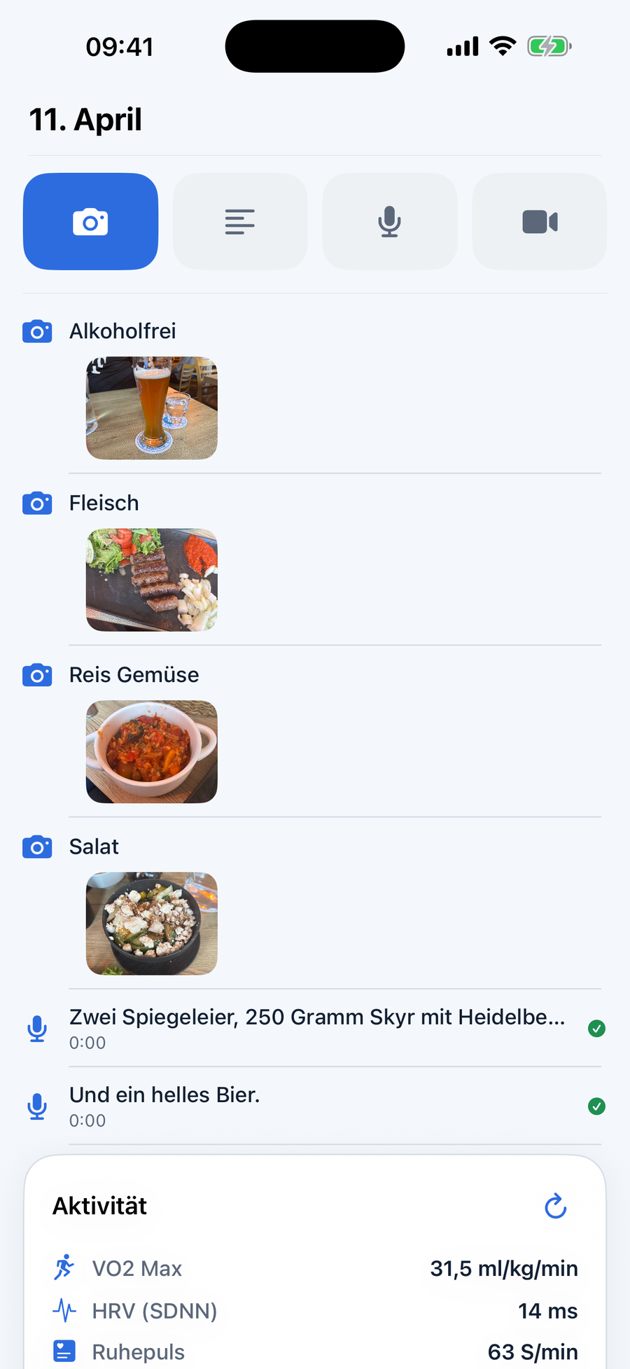 Vitanzo Tagesprotokoll auf dem iPhone mit Mahlzeiten, Sprachnotizen und Apple Health Daten in einer Ansicht.